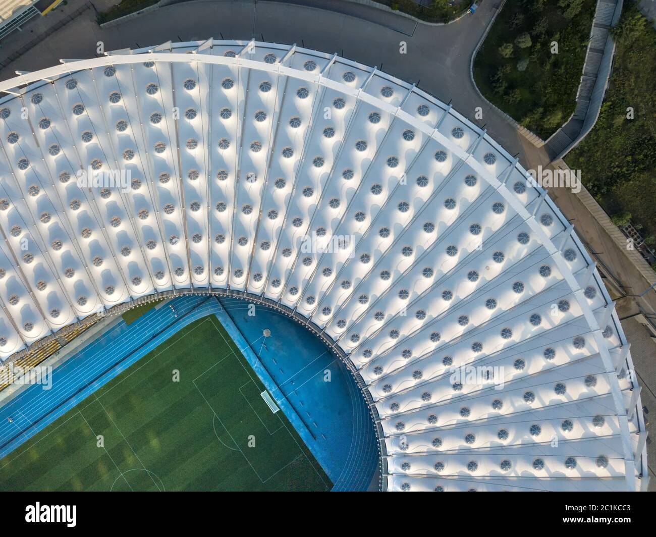 KIEV, UCRAINA - 19 luglio 2018. NSC Olimpiysky il panorama degli uccelli dal drone di costruzione il tetto dello stadio, il calcio verde Fie Foto Stock