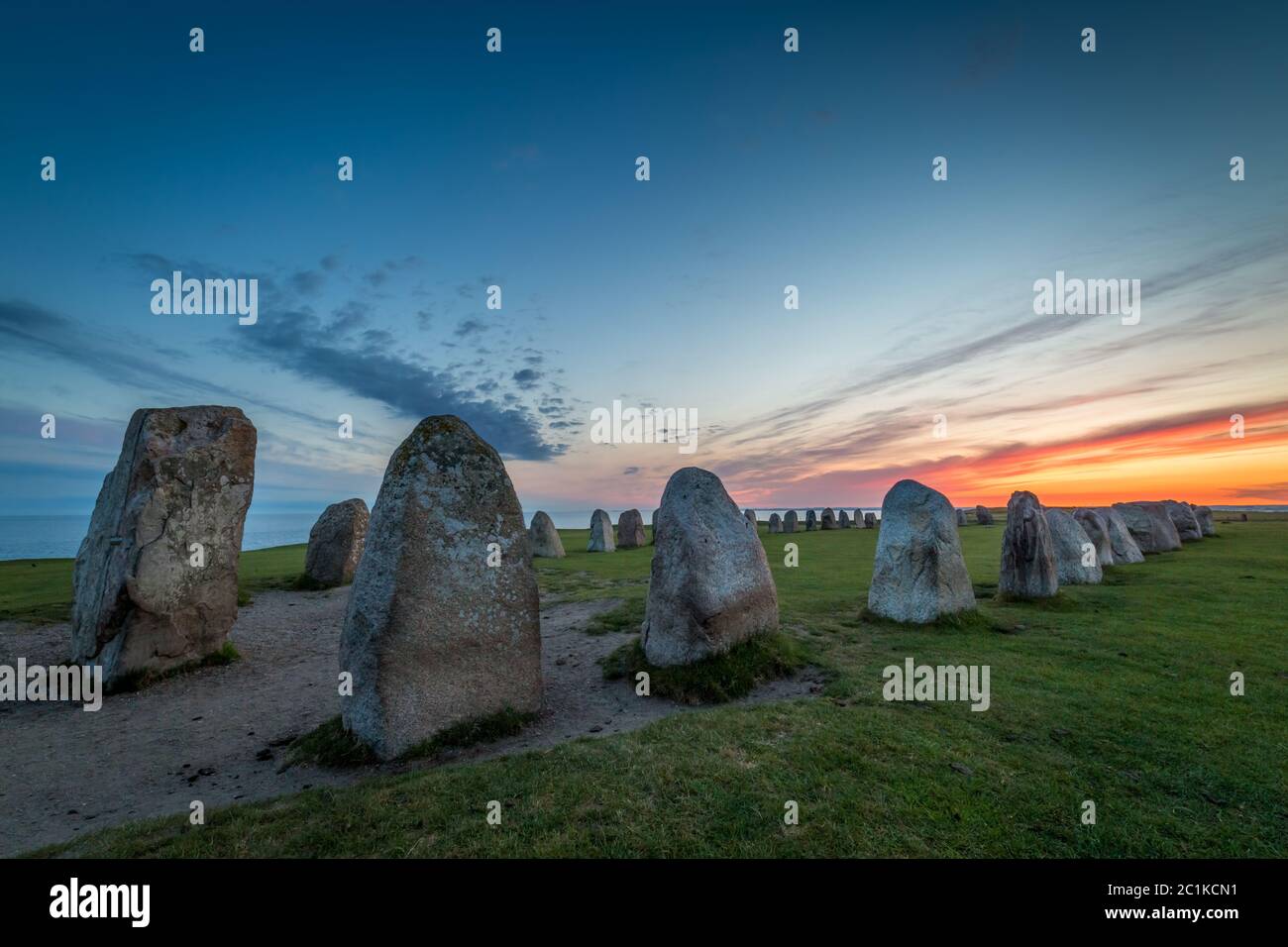 Ales Stenar dopo il tramonto - un monumento megalitico nave in pietra nel sud della Svezia Foto Stock