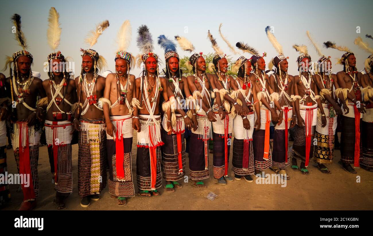 Uomini che ballano Yaake e cantano al festival Guerewol nel villaggio di InGall, Agadez, Niger Foto Stock