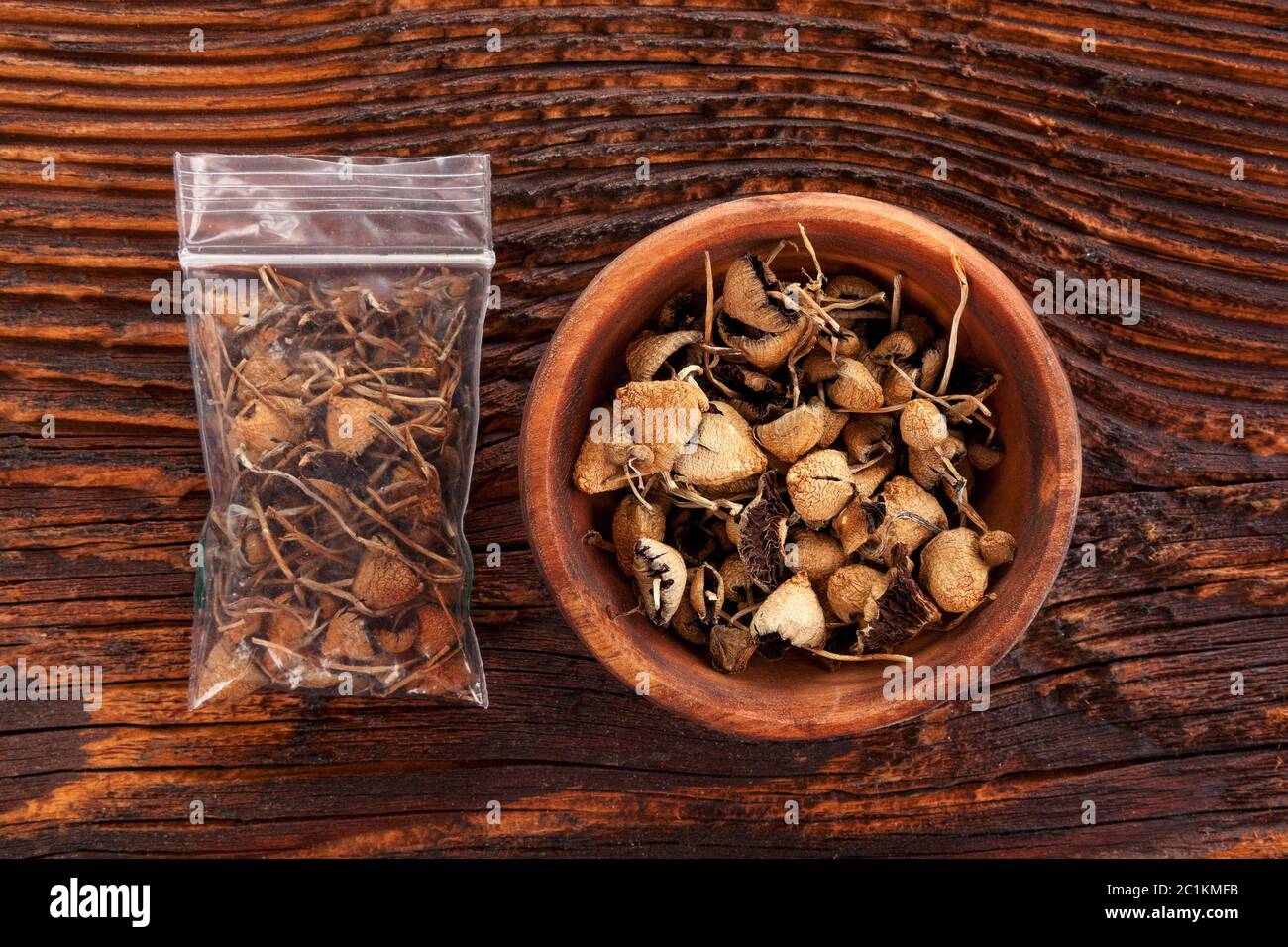 Funghi psilocibin su tavola di legno. Foto Stock