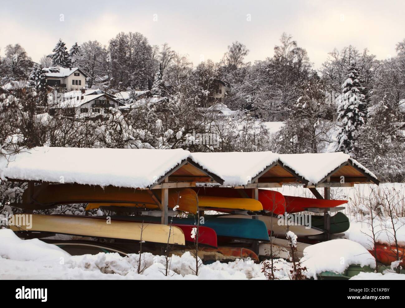 Pausa invernale per le barche sotto un tetto. Foto Stock