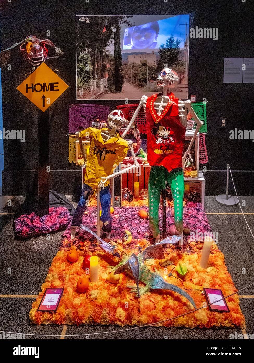 Un'opera d'arte calivera o ofrenda dal titolo "coraggio" rappresenta i pericoli che gli immigrati devono affrontare a causa della povertà o dei pregiudizi razziali. Una calavera è una re Foto Stock Un'opera d'arte calivera o ofrenda dal titolo "coraggio" rappresenta i pericoli che gli immigrati devono affrontare a causa della povertà o dei pregiudizi razziali. Una calavera è una re Foto Stock