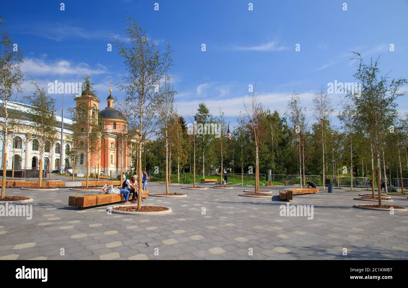 Mosca - 4 settembre 2018: Parco Zaryadye con l'anfiteatro moderno a Mosca, Russia. Zaryadye è uno dei principali turisti a. Foto Stock
