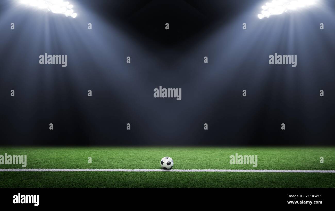 Tradizionale pallone da calcio illuminato dalle luci dello stadio Foto Stock