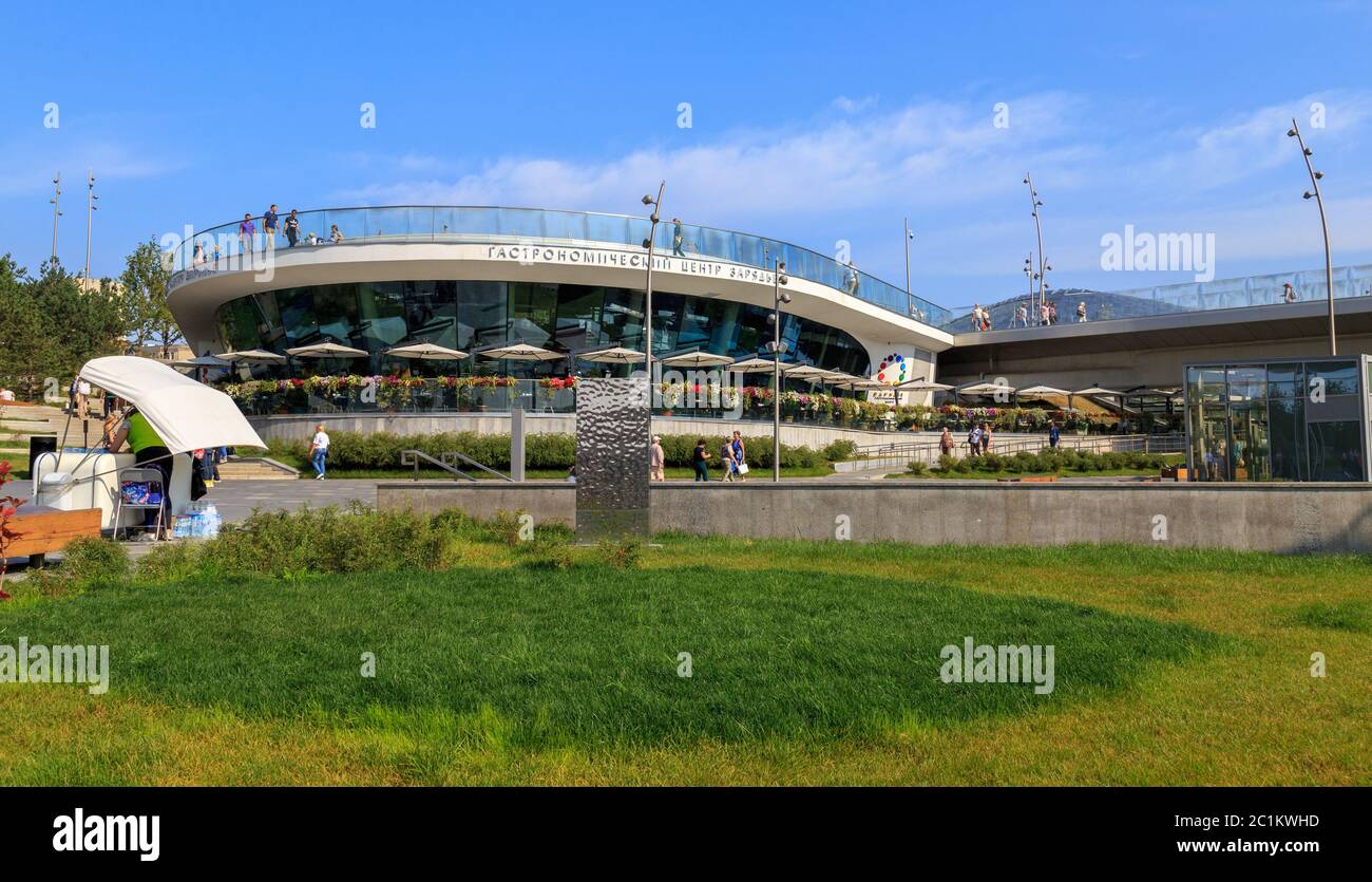Mosca - 4 settembre 2018: Parco Zaryadye con l'anfiteatro moderno a Mosca, Russia. Zaryadye è uno dei principali turisti a. Foto Stock