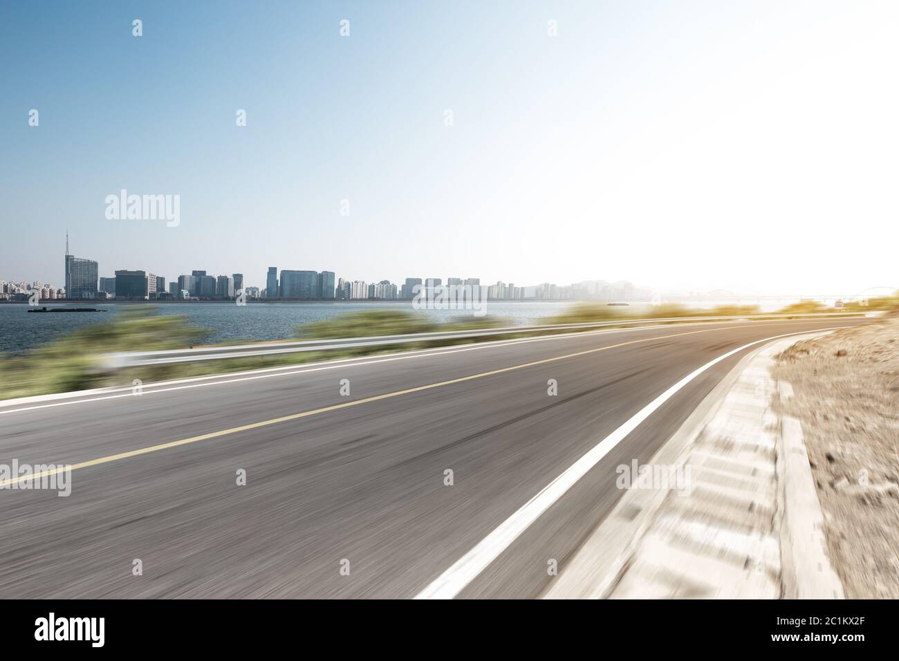 vuota autostrada asfaltata attraverso la città moderna Foto Stock