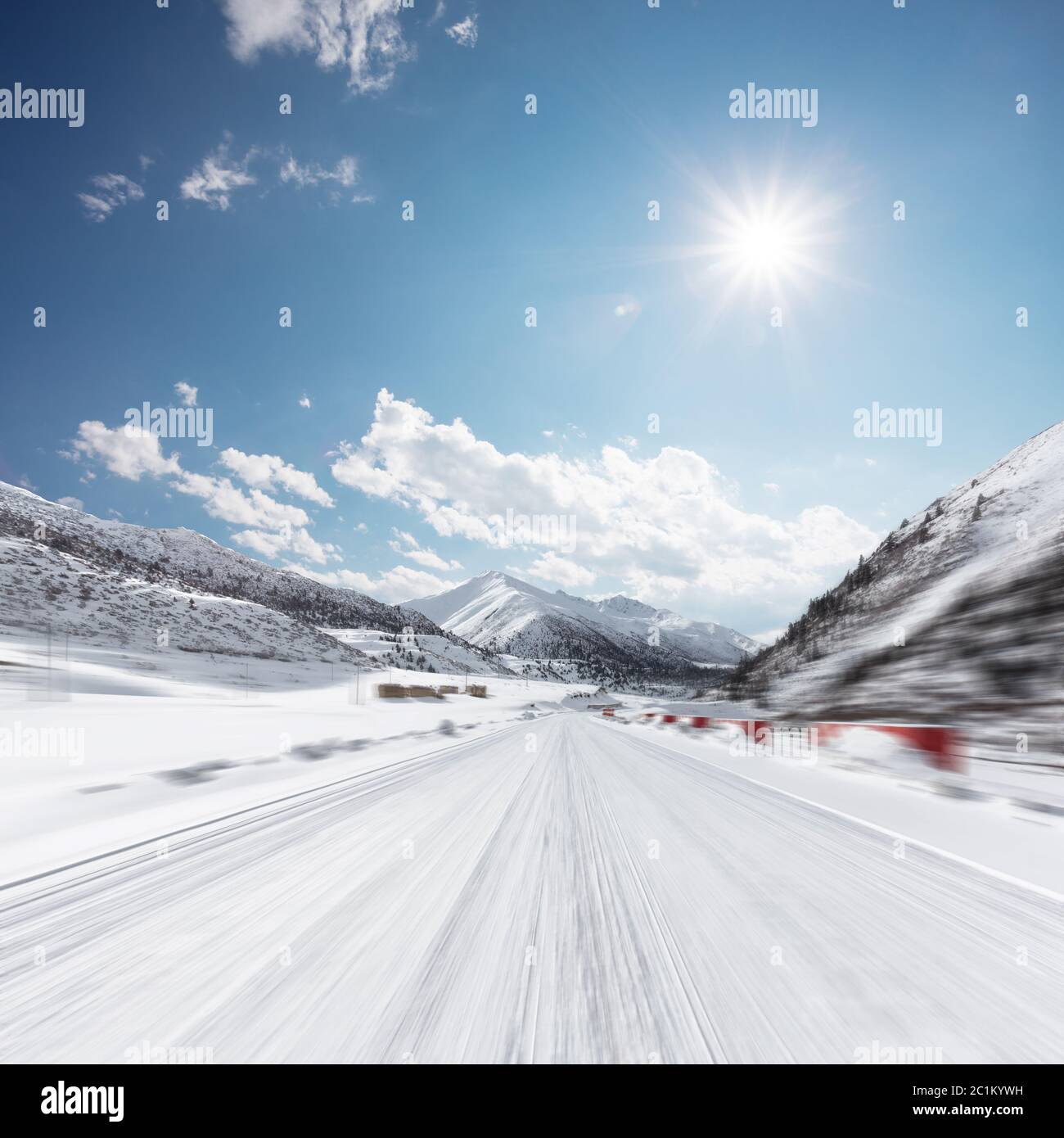 autostrada coperta di neve attraverso la montagna Foto Stock
