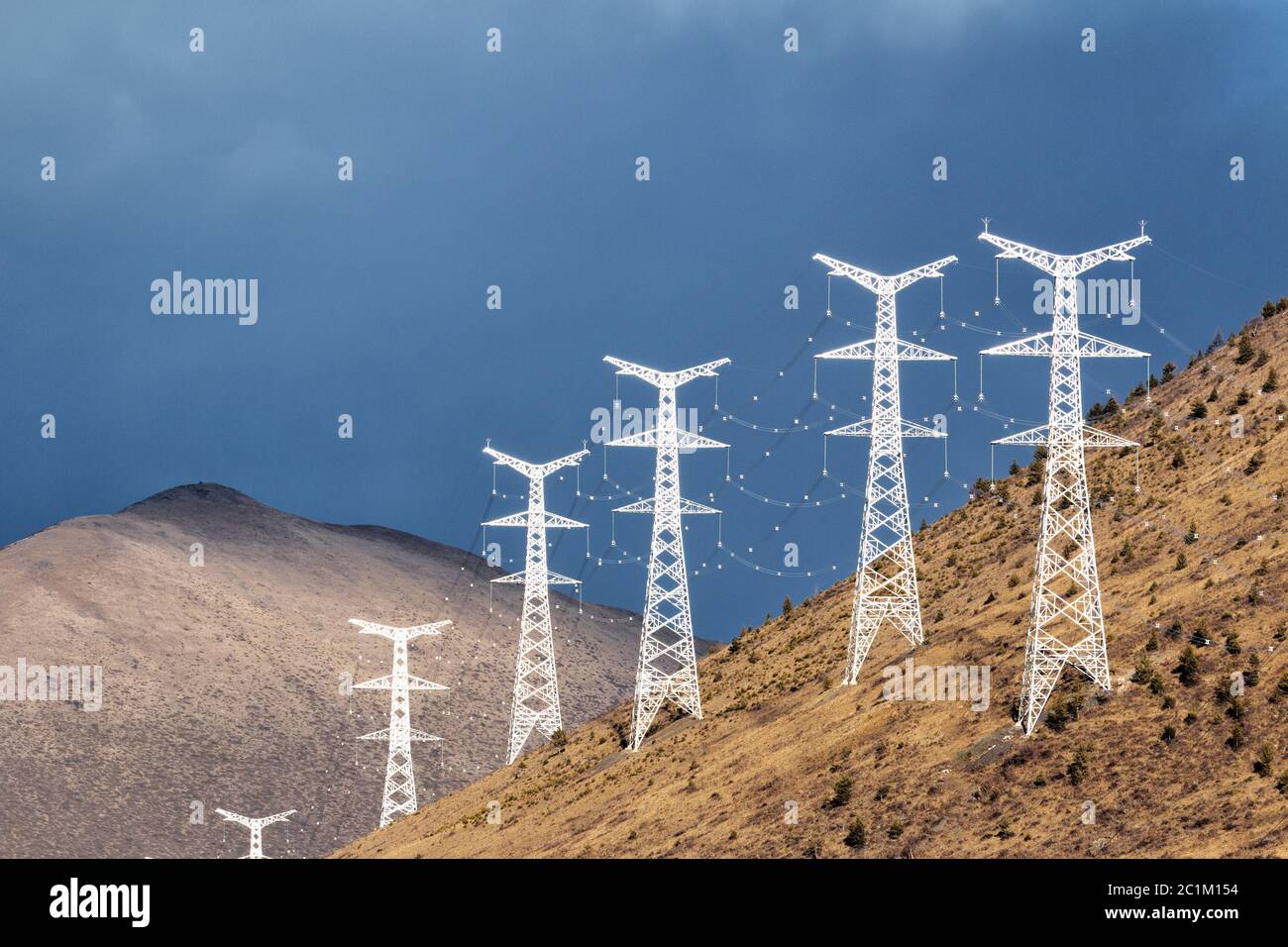 torre di alimentazione su mautain Foto Stock