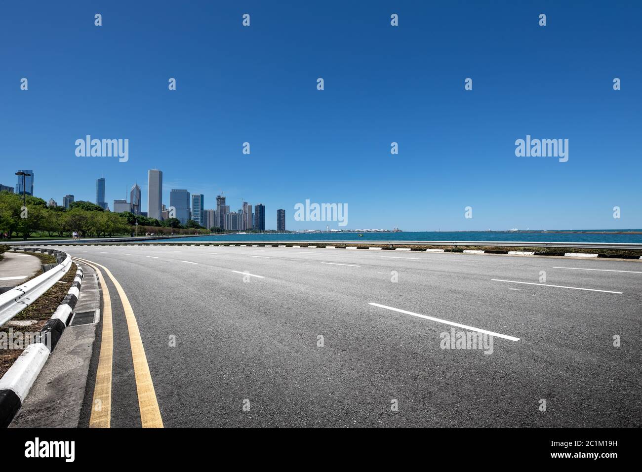 autostrada asfaltata con la città moderna di chicago Foto Stock