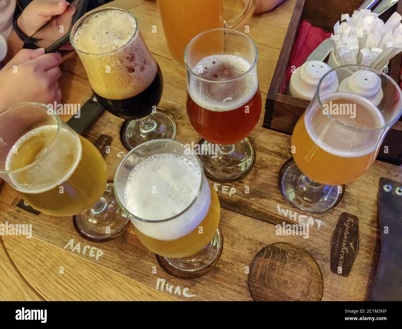 Nizhny Novgorod, Russia, 4 agosto 2018: Birre assortite in un volo pronto per la degustazione nel bar della birreria Gorkovskaya Foto Stock