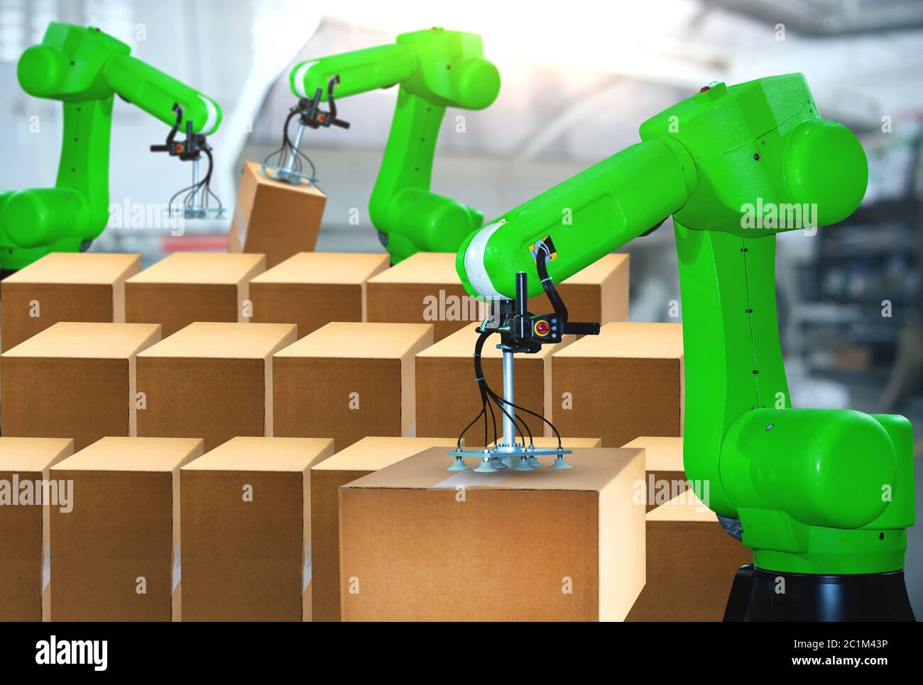 I bracci robotici trasportano la scatola di cartone per la consegna in magazzino. Foto Stock
