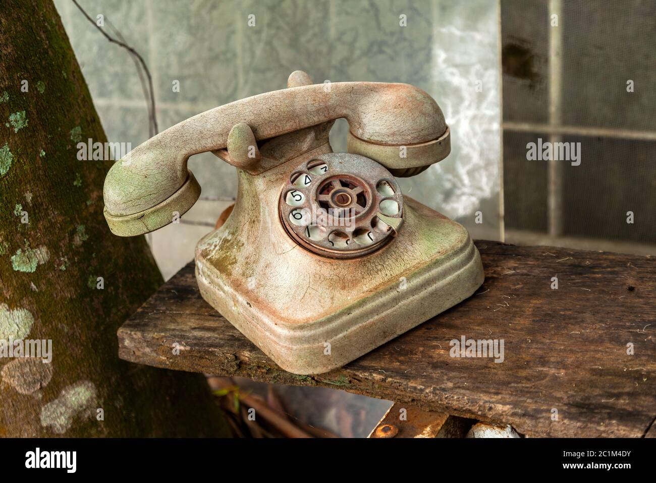 Vecchio sporco rotto abbandonato telefono disco - nessuna comunicazione offline arrugginita Foto Stock