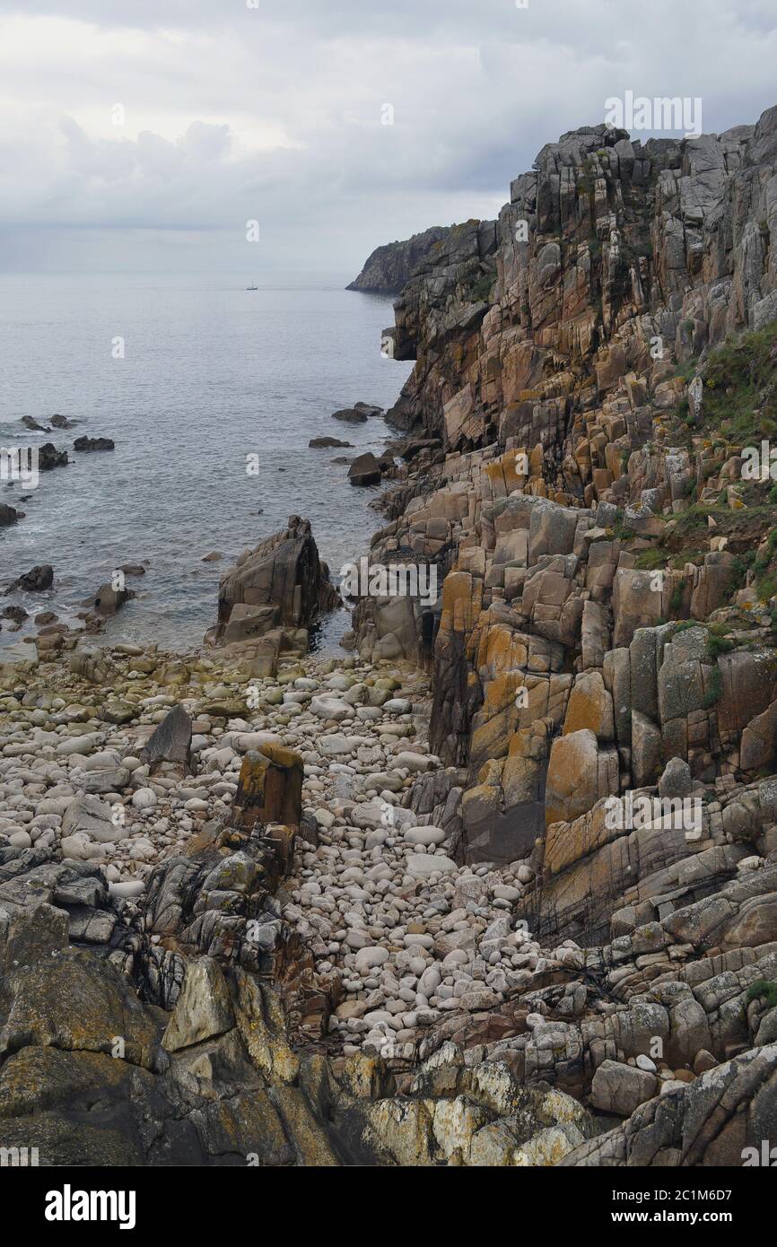 Rocce sull'Atlantico a Lanmeur, Primrose Tregastel, Francia Foto Stock