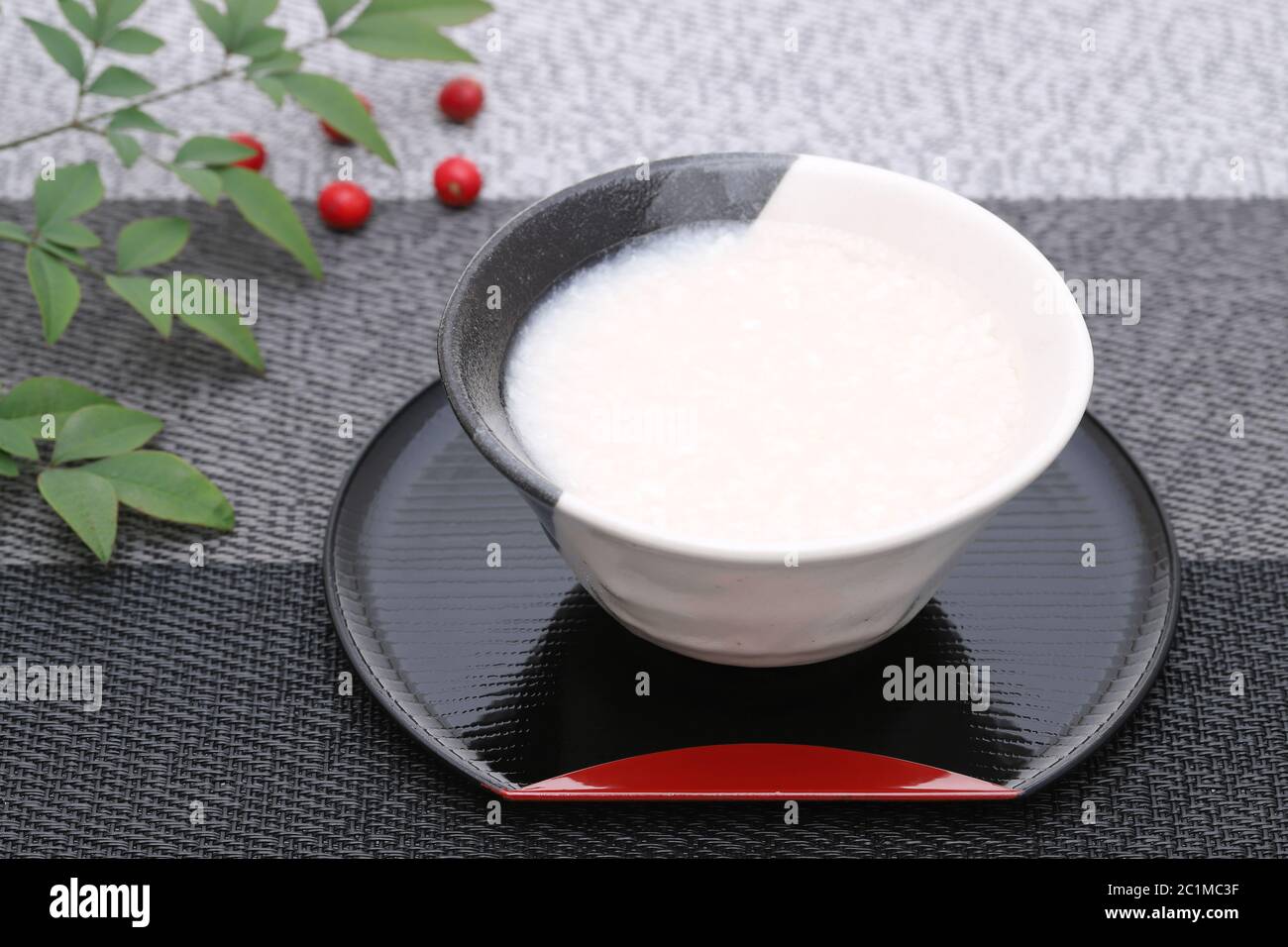 Drink di giapponese dolce bere alcol costituito da motivi di fecce (amazake) Foto Stock