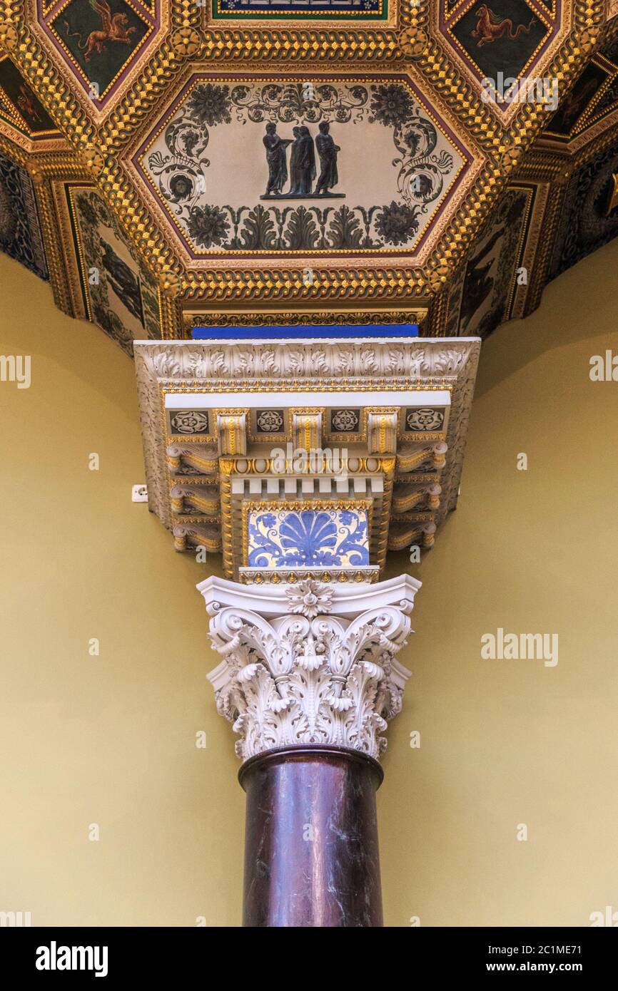 particolare di una colonna corinziana riccamente decorata Foto Stock