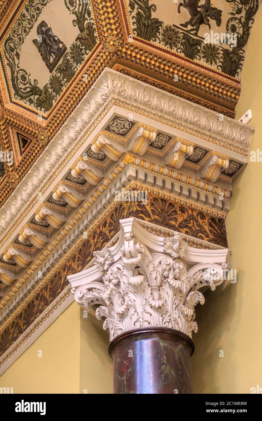 particolare di una colonna corinziana riccamente decorata Foto Stock