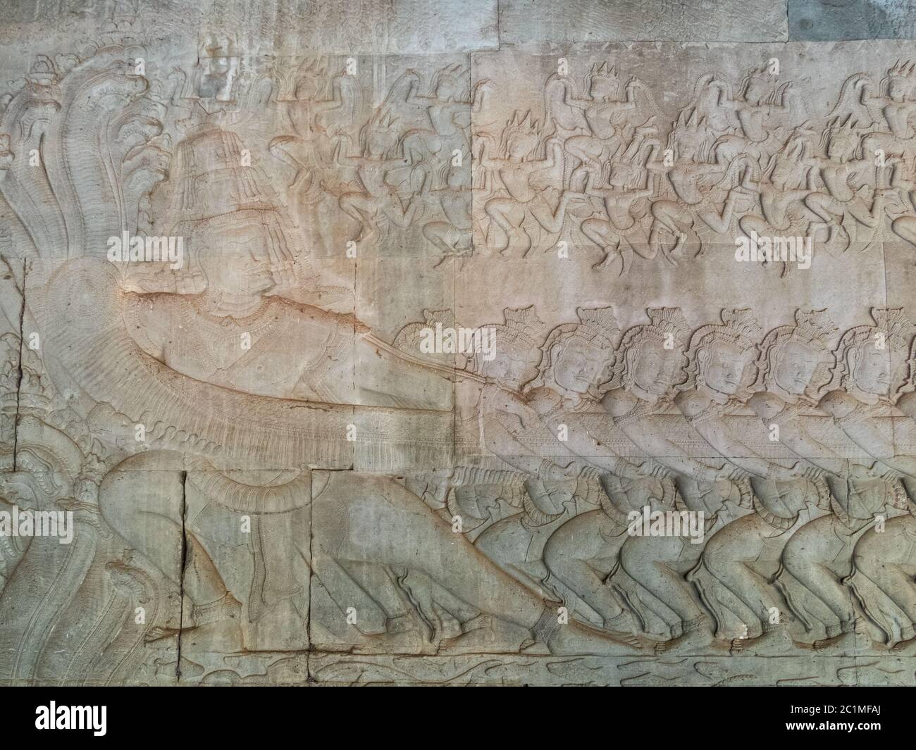 Bassorilievo di Ravana che tiene il capo del serpente ad Angkor Wat - Siem Reap, Cambogia Foto Stock