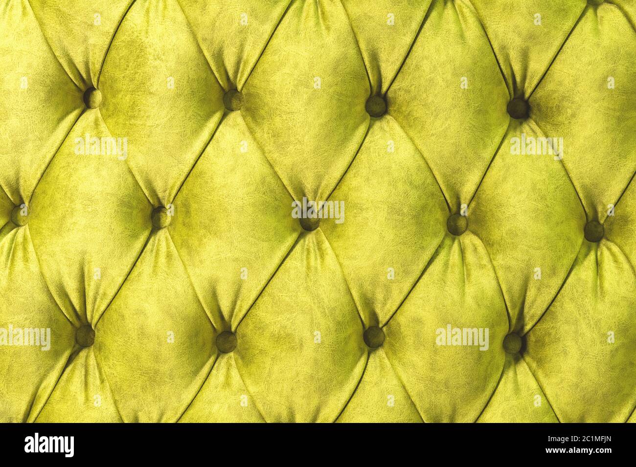 Superficie Velor del divano da vicino. Attrezzi didattici - tappetini in velluto serrati con bottoni. Tappezzeria in chesterfield gialla Foto Stock Superficie Velor del divano da vicino. Attrezzi didattici - tappetini in velluto serrati con bottoni. Tappezzeria in chesterfield gialla Foto Stock