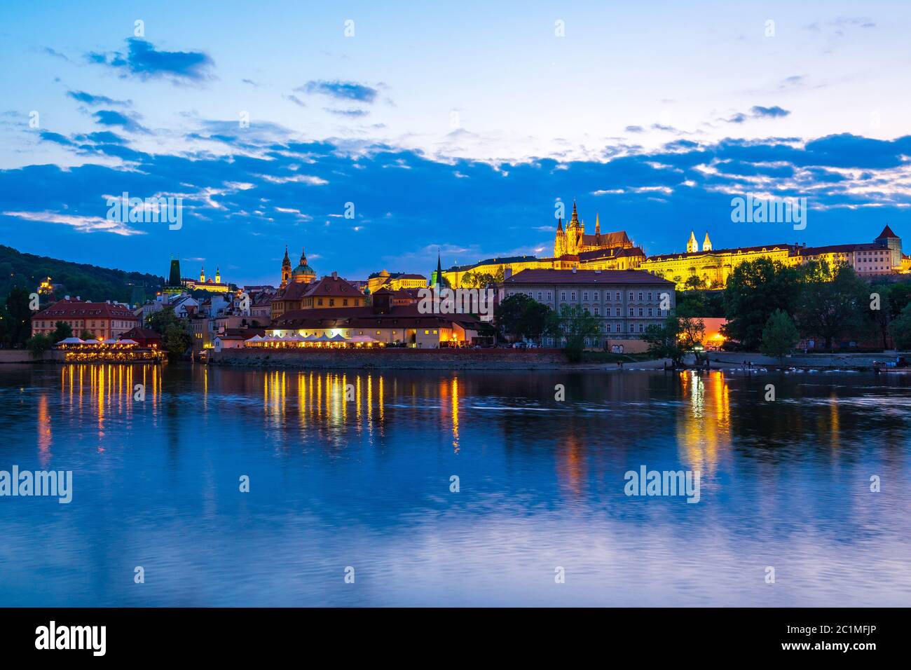 Vista notturna dello skyline di Praga nella Repubblica Ceca Foto Stock
