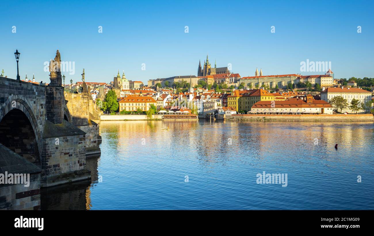 Skyline di Praga con vista sul fiume Moldava a Praga, Repubblica Ceca Foto Stock