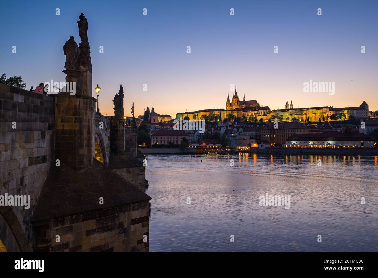 Ponte Carlo con skyline di Praga, al crepuscolo, nella Repubblica Ceca Foto Stock