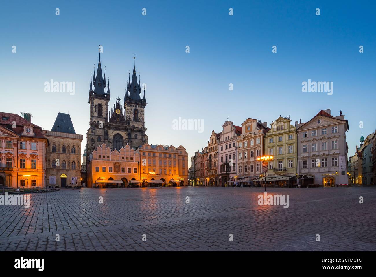 Piazza della città vecchia di notte nella città di Praga, Repubblica Ceca Foto Stock