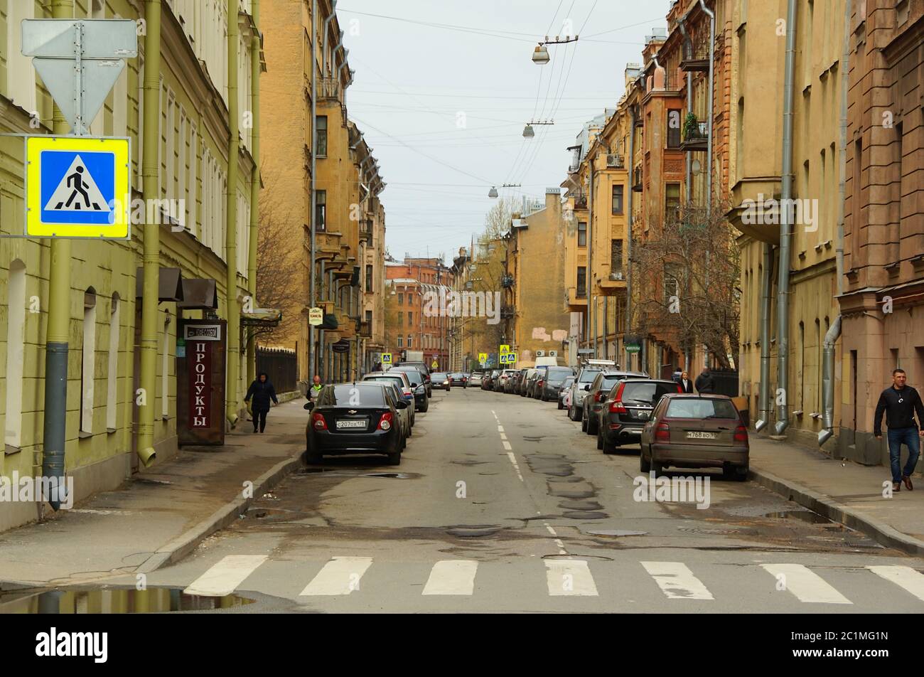 Giornata primaverile su una delle strade del lato di Pietrogrado Foto Stock