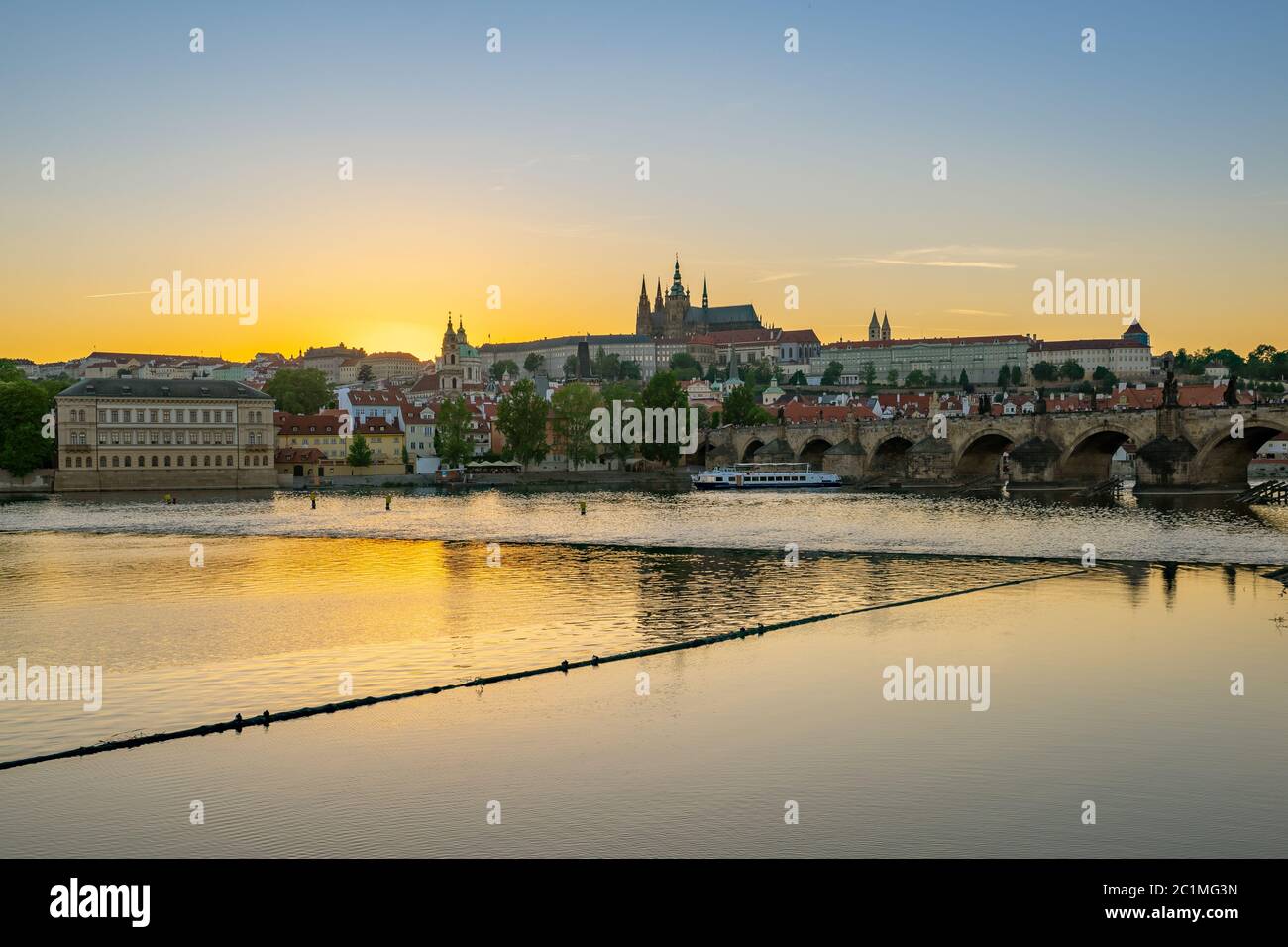 Vista al tramonto dello skyline di Praga nella Repubblica Ceca Foto Stock