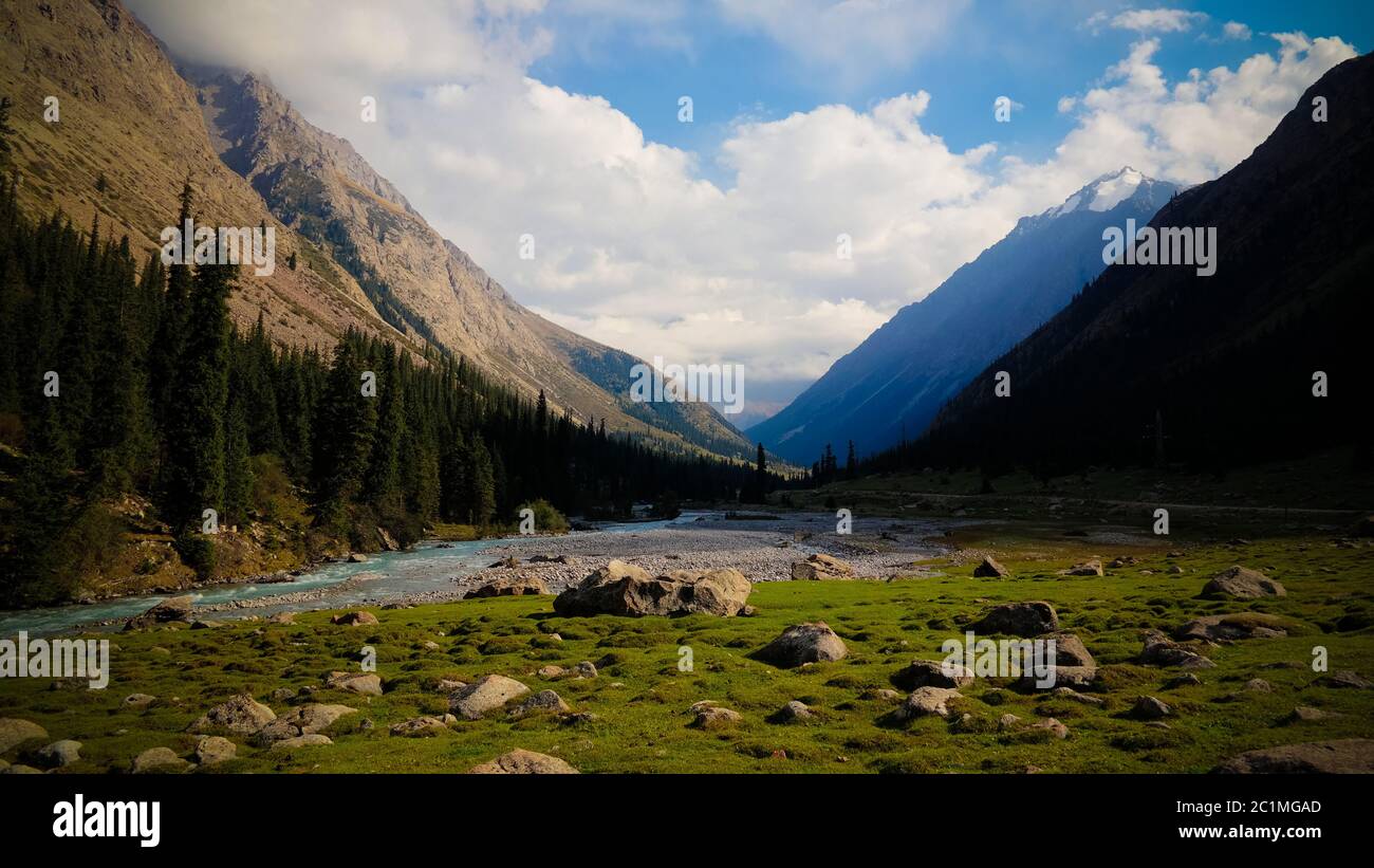 Vista panoramica sul passo Barskoon, fiume e gola e il passo Sarymoynak, Jeti-Oguz, Kirghizistan Foto Stock