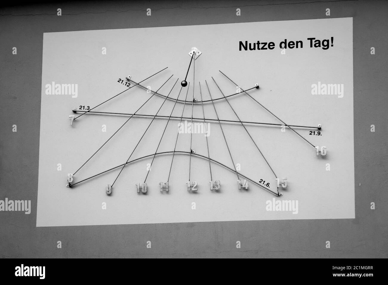 orologio del sole in una casa da un luogo pubblico Foto Stock