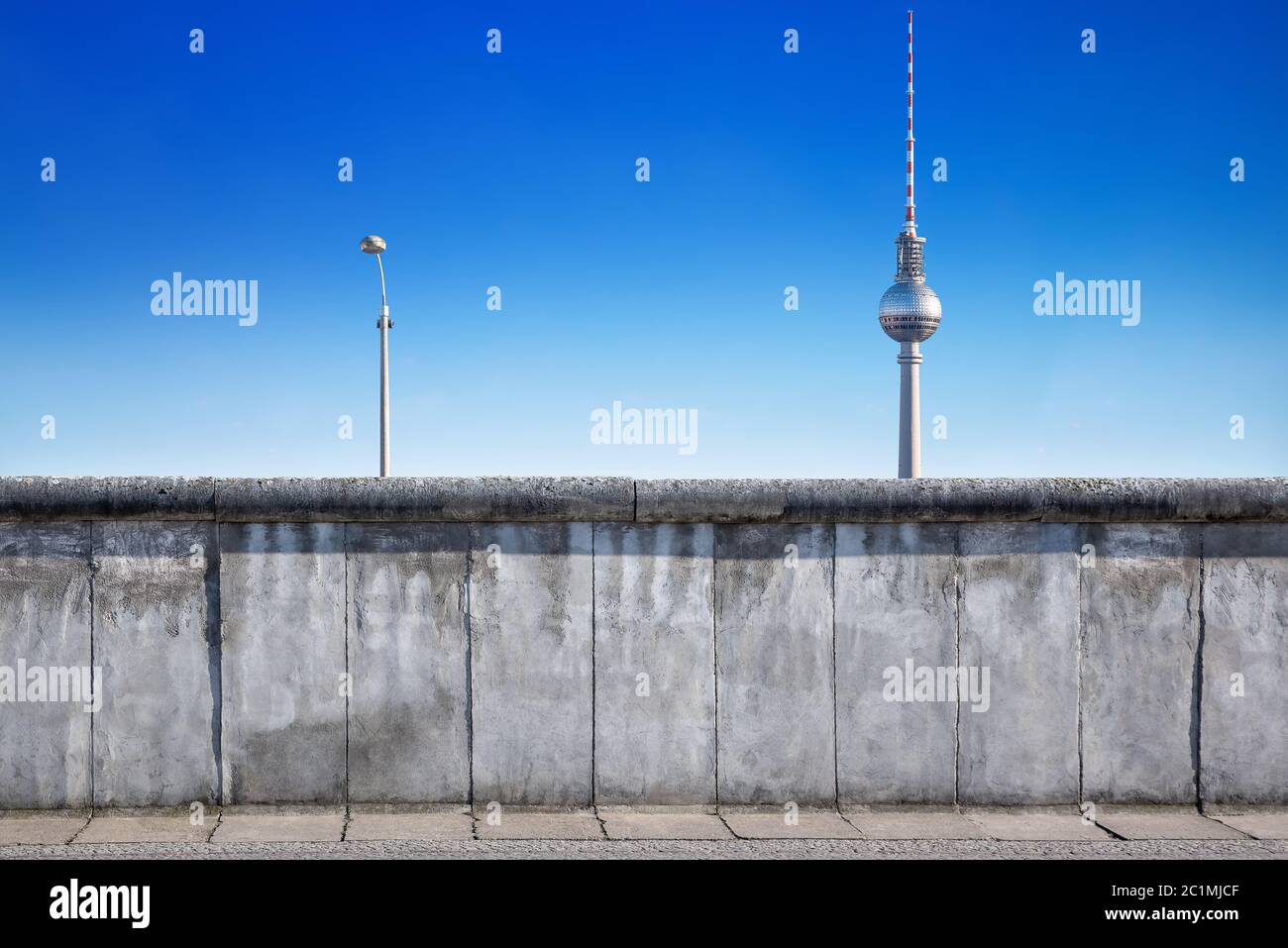 muro di berlino contro un cielo blu Foto Stock
