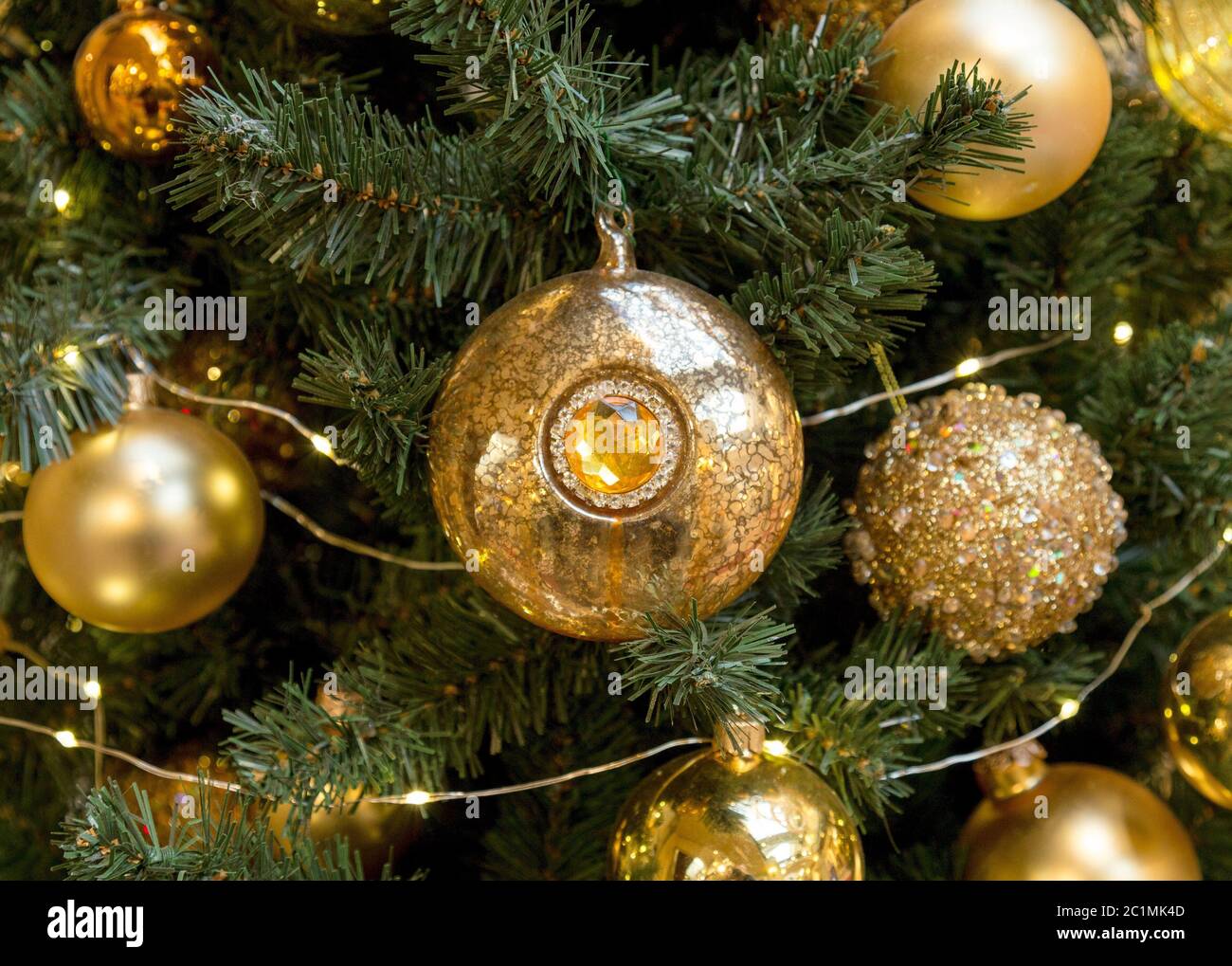 Le decorazioni di Natale sui rami di abete Foto Stock