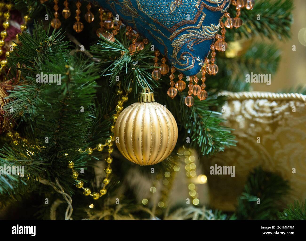 Le decorazioni di Natale sui rami di abete Foto Stock