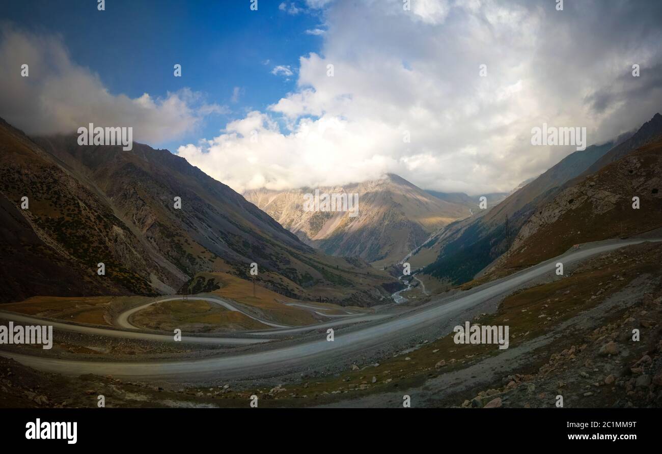 Strada a serpentina per il passo Barskoon, fiume e gola e Sarymoynak passo, Jeti-Oguz, Kirghizistan Foto Stock