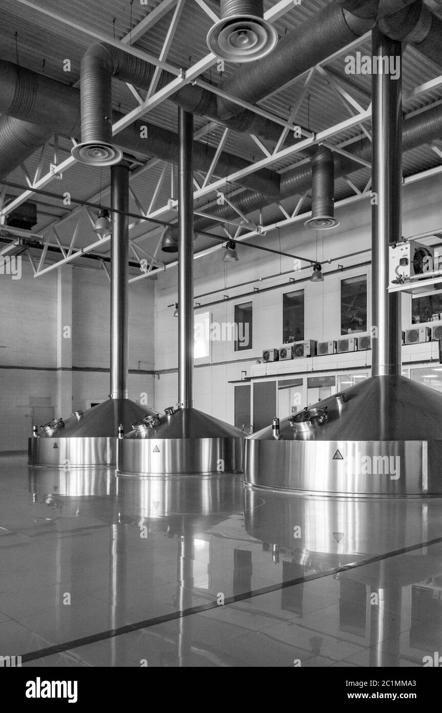 Interni moderni di una fabbrica di birra mescolano vaschette di metallo contenitori Foto Stock