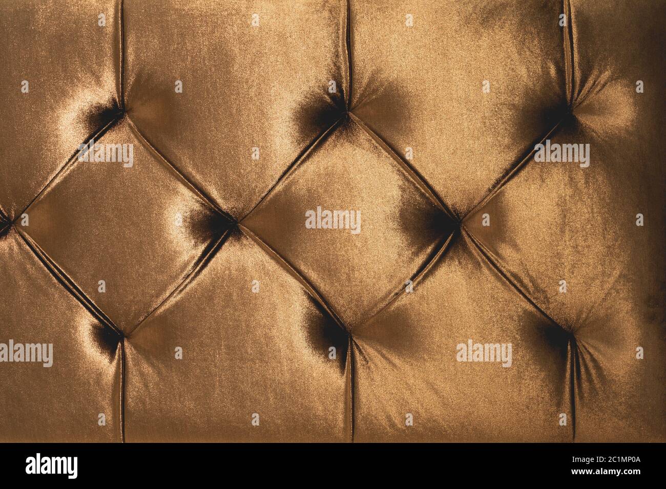 Fondo tessile beige morbido con bottoni simmetrici sugli angoli dei diamanti. Elementi di arredamento morbidi e costosi. Lusso Foto Stock
