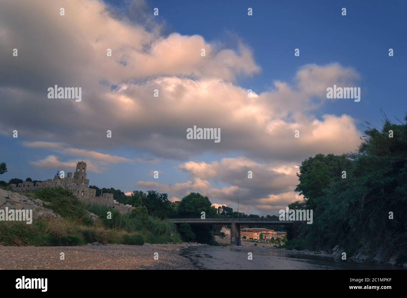 Paesaggio urbano con nuvole, fiume e ponte Foto Stock