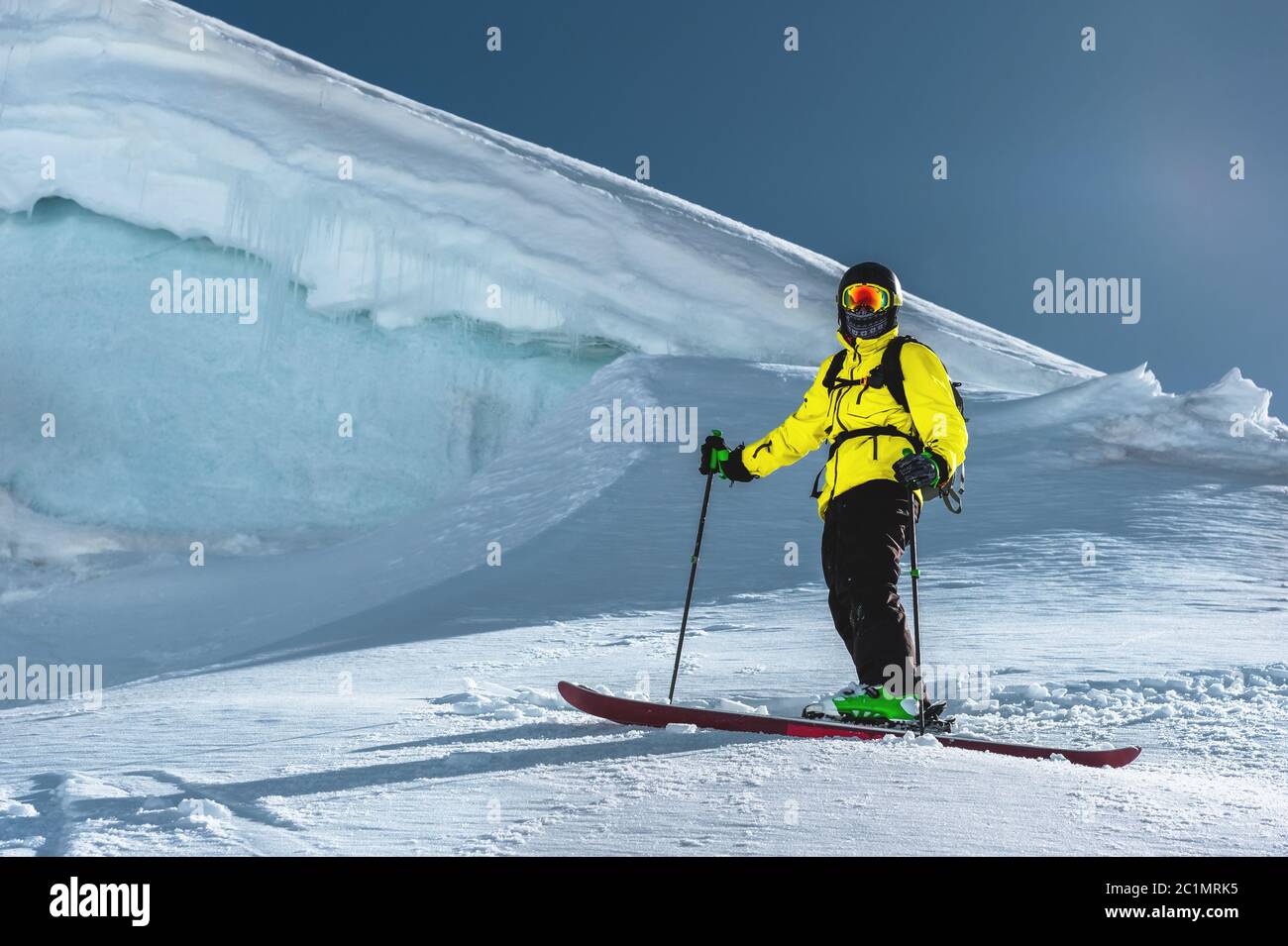 Neve invernale cime di montagna nel Caucaso. Ottimo posto per gli sport invernali Foto Stock