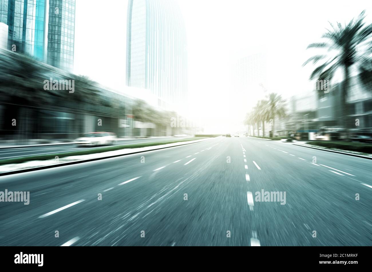 strada a movimento sfocato attraverso il centro Foto Stock