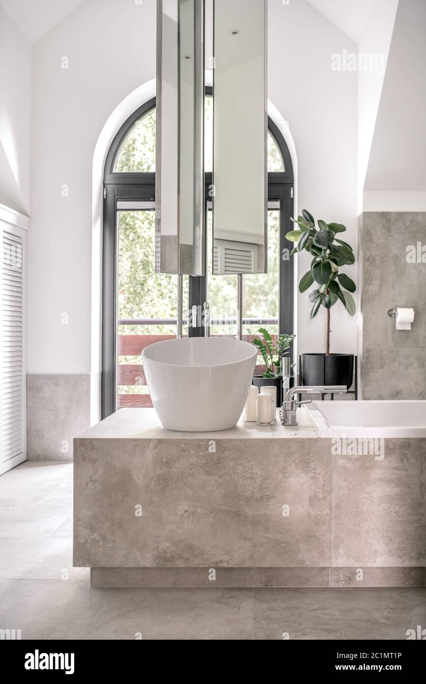 Bagno elegante in stile moderno con pareti diverse Foto Stock