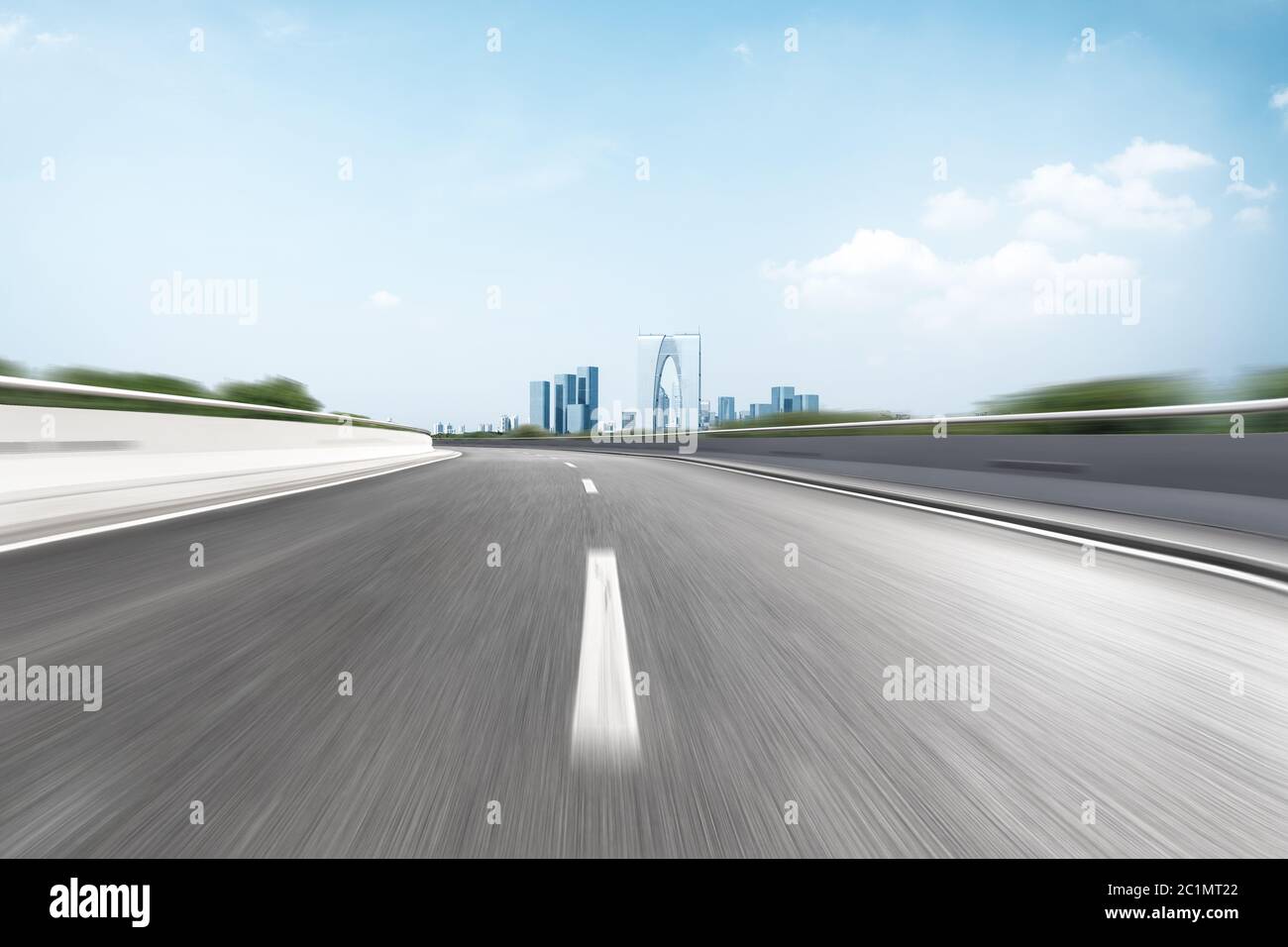 autostrada vuota attraverso la città moderna Foto Stock