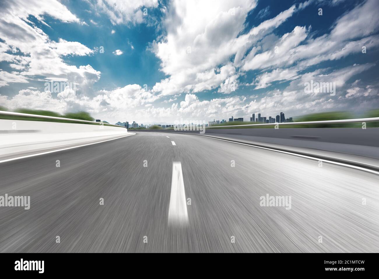 autostrada vuota attraverso la città moderna Foto Stock