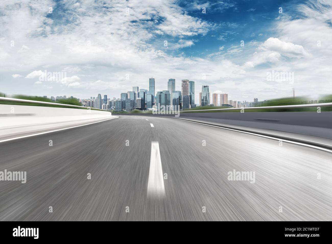 autostrada vuota attraverso la città moderna Foto Stock
