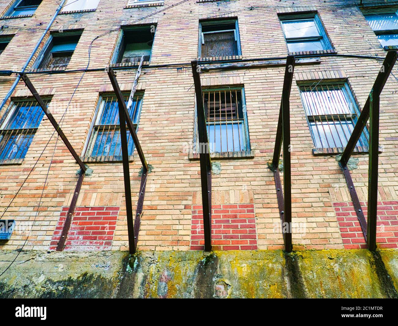 Bar su finestre in un edificio abbandonato Foto Stock