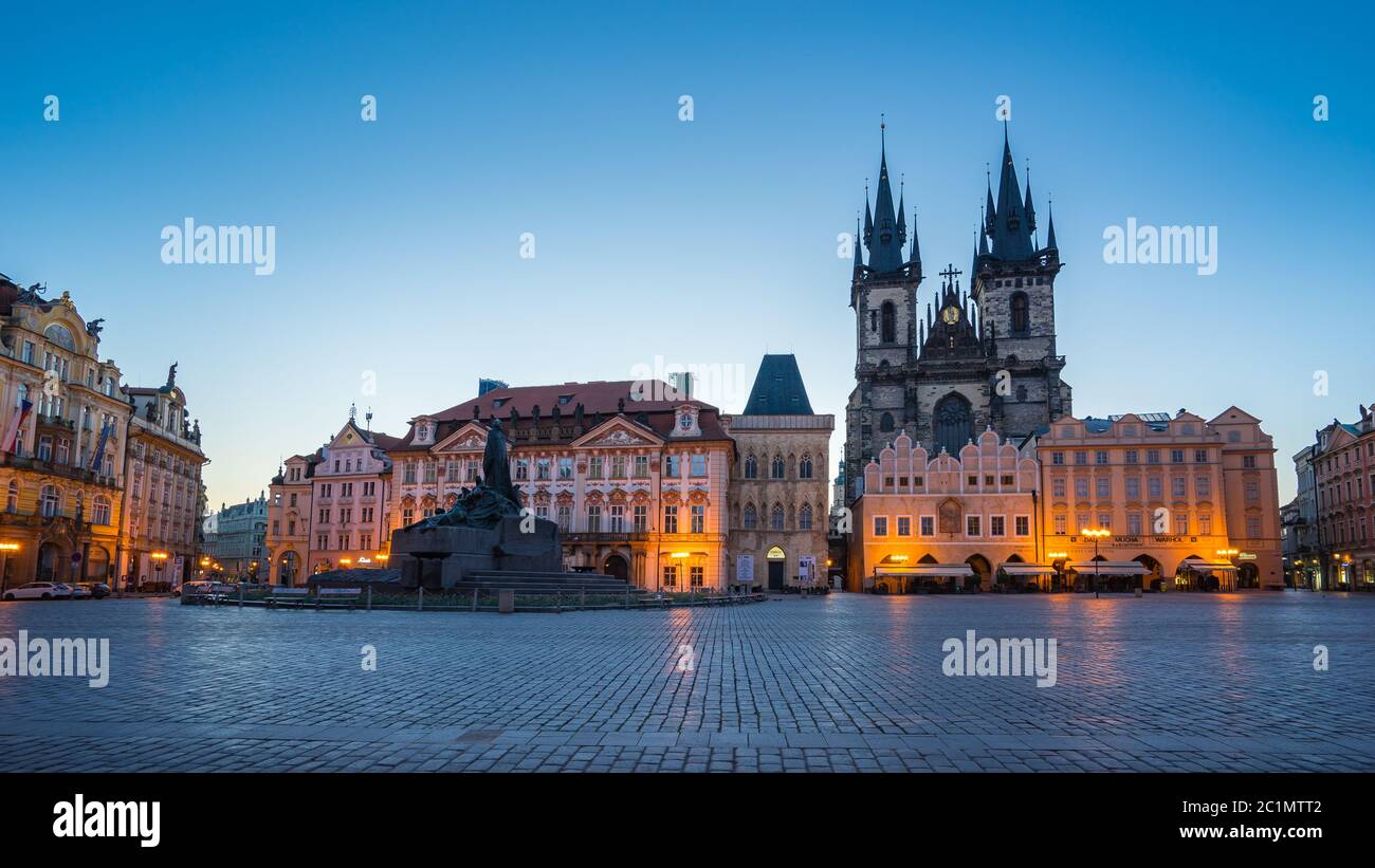 Vista panoramica della piazza della città vecchia di Praga, Repubblica Ceca di notte Foto Stock
