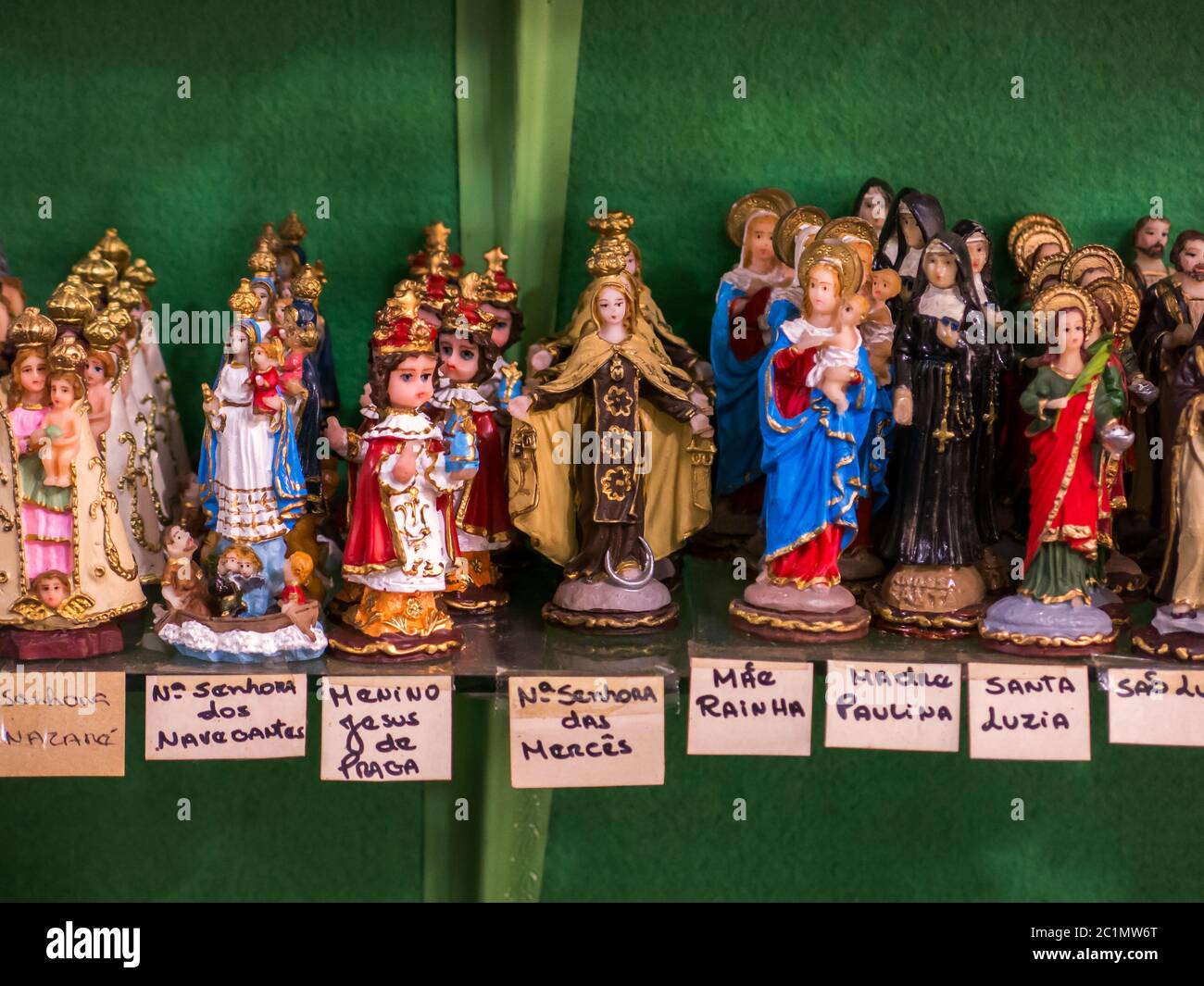 Statue di santi imballate in un negozio tradizionale brasiliano Foto Stock