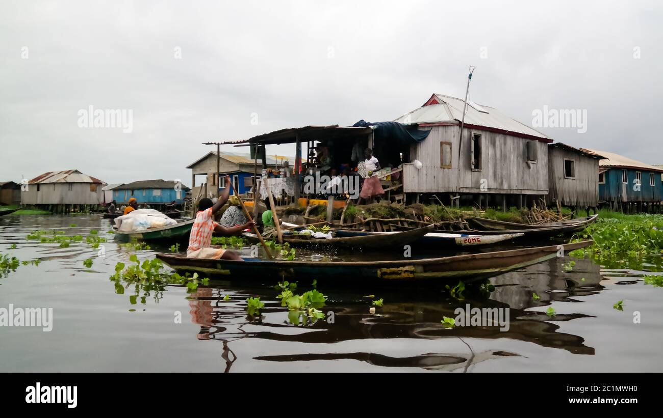 Case in palafitte nel villaggio di Ganvie Tofinu persone sul lago Nokoue, Benin Foto Stock