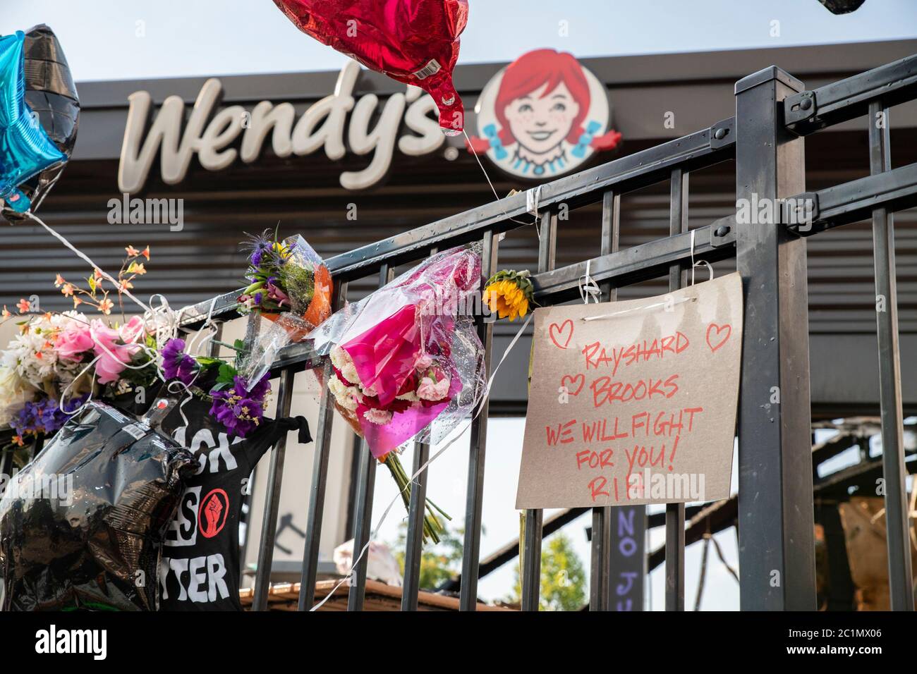 Atlanta, Georgia, Stati Uniti. 15 giugno 2020. Le proteste e la veglia continuarono per il terzo giorno nel luogo dove la polizia di Atlanta uccise Rayshard Brooks. Credit: Steve Eberhardt/ZUMA Wire/Alamy Live News Foto Stock