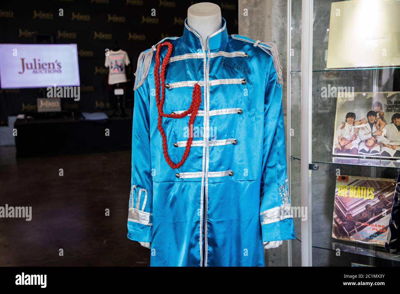 Los Angeles, Stati Uniti. 15 giugno 2020. Anteprima dell'asta di icone musicali presso JulienÕs Auctions. Centinaia di strumenti, abiti e curiosità di proprietà di famose icone musicali, tra cui Prince, Curt Cobain, Elvis, Whitney Houston, Lady Gaga e molti altri. 6/15/2020 Beverly Hills, CA USA (Photo by Ted Soqui/SIPA USA) Credit: Sipa USA/Alamy Live News Foto Stock