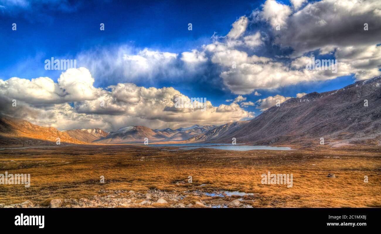 Vista panoramica sui laghi del passo Barskoon, fiume e gola e passo Sarymoynak, Jeti-Oguz, Kirghizistan Foto Stock